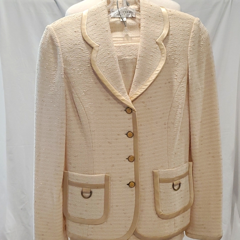 ST. JOHN COLLECTION KNIT SIZE 2 SUIT.